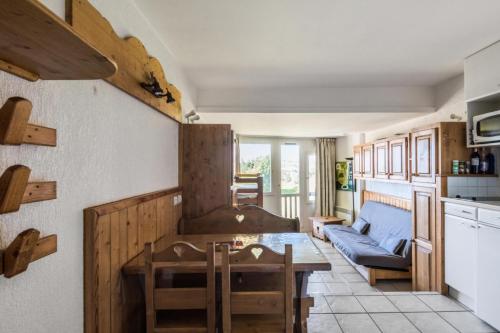 une cuisine et un salon avec une table et un canapé dans l'établissement Résidence Le Snow - maeva Home - Studio 4 personnes Sélection MAE-9718, à Avoriaz