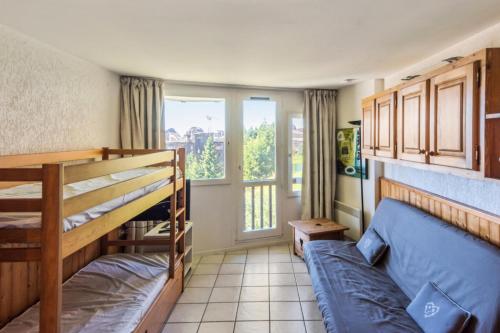 une chambre avec deux lits superposés et une fenêtre dans l'établissement Résidence Le Snow - maeva Home - Studio 4 personnes Sélection MAE-9718, à Avoriaz