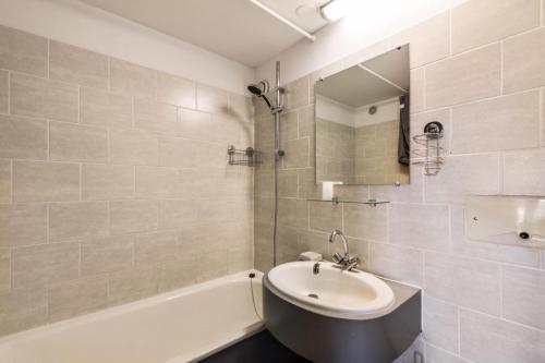 une salle de bain avec un lavabo et une baignoire dans l'établissement Résidence Le Snow - maeva Home - Studio 4 personnes Sélection MAE-9718, à Avoriaz