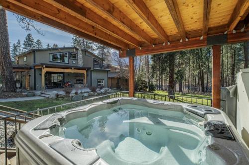 Πισίνα στο ή κοντά στο Riverside Cabin home