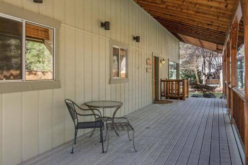 Μπαλκόνι ή βεράντα στο Riverside Cabin home