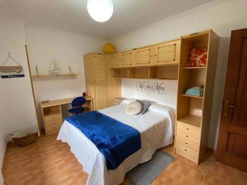 um quarto com uma cama, uma secretária e prateleiras em Vivienda de Uso turístico Paseo del Suaron Vegadeo em Vegadeo