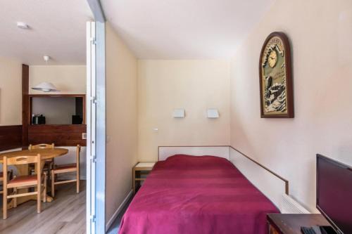 une petite pièce avec un lit et une table dans l'établissement Résidence Les Alpages - maeva Home - 2 pièces 5 personnes Confort MAE-0480, à Morzine