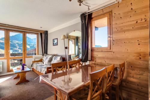 un salon avec une table et un canapé dans l'établissement Résidence Les Constellations - maeva Home - 2 pièces 7 personnes Selection MAE-0489, à La Plagne Tarentaise