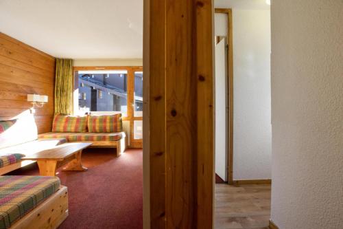 un salon avec un canapé et une table dans l'établissement Quartier La Forêt - maeva Home - Appartement 3 pièces 8 personnes Confort MAE-1181, à Valmorel