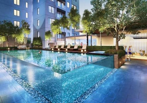 吉隆坡的住宿－Mercu Summer Suites KLCC By Sweet Home，建筑物中游泳池的形象