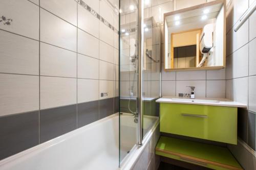 ein Bad mit einem Waschbecken und einer Dusche in der Unterkunft Quartier Crève Cœur - maeva Home - Appartement 2 pièces 4 personnes 21 in Valmorel