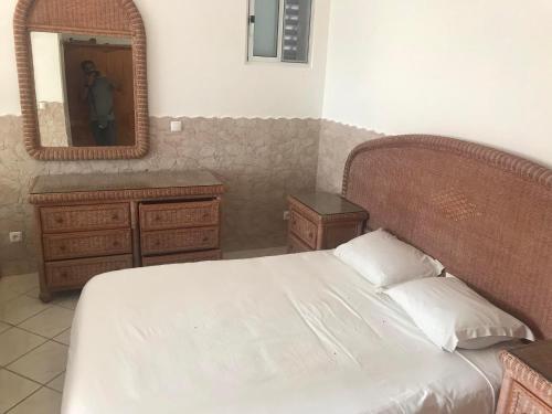 sypialnia z łóżkiem i lustrem w obiekcie Murdeira village V155J r/c w Espargos
