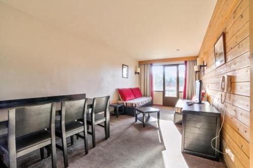 Cette chambre comprend un bureau, des chaises et un canapé. dans l'établissement Résidence Quartier Falaise - maeva Home - Appartement 3 pièces 6 personnes - Sélection MAE-2199, à Avoriaz