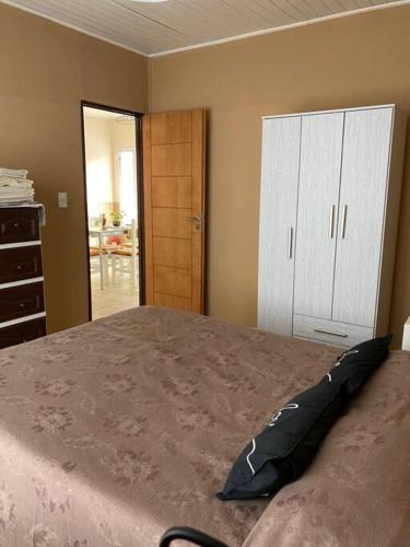 1 dormitorio con 1 cama grande y vestidor en Chez Gla - Alojamiento Bariloche en San Carlos de Bariloche