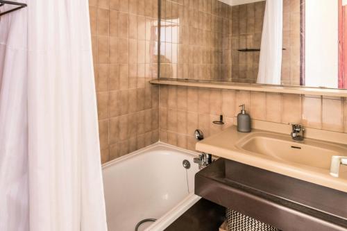 une salle de bain avec une baignoire, un lavabo et une douche dans l'établissement L'Aiguille - maeva Home - Appartement 2 pièces 5 personnes Confort MAE-2197, à Chamonix-Mont-Blanc