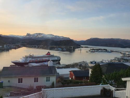 Gallery image of Maaloey Fjord & Mountain Panorama in Måløy