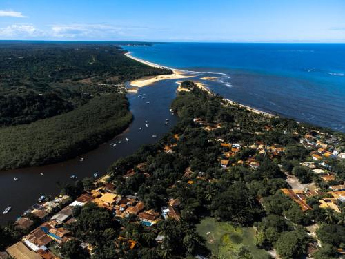 uma vista aérea de uma cidade junto ao oceano em Aiuruoca em Caraíva