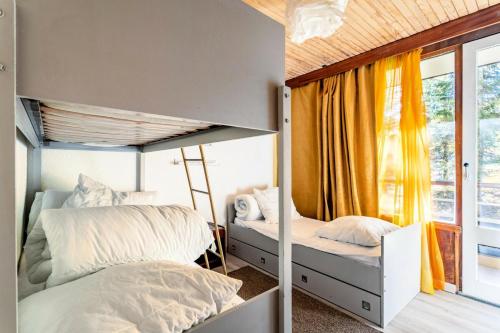 - une chambre avec 2 lits superposés et une fenêtre dans l'établissement Appartement idéalement situé à Vars - Maeva Particuliers 86057, à Vars