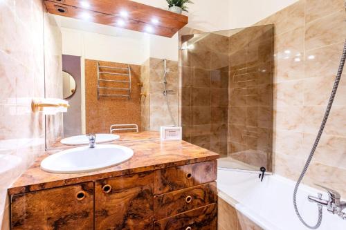 La salle de bains est pourvue d'un lavabo et d'une douche. dans l'établissement Appartement idéalement situé à Vars - Maeva Particuliers 86057, à Vars