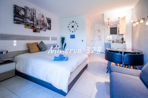 ベナルマデナにあるM328 - Studio - Complex Minerva & Jupiterのベッドルーム(大型ベッド1台付)、キッチン