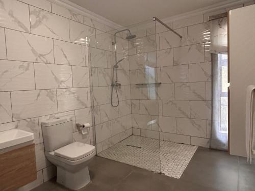 uma casa de banho com um chuveiro, um WC e um lavatório. em Katlego em Bloemfontein