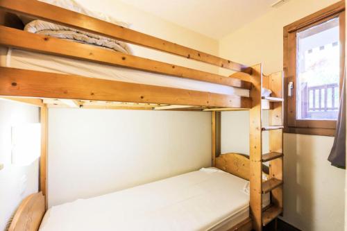 two bunk beds in a room with a window at Quartier La Forêt - maeva Home - Appartement 3 pièces 6 personnes Sélection MAE-5126 in Valmorel