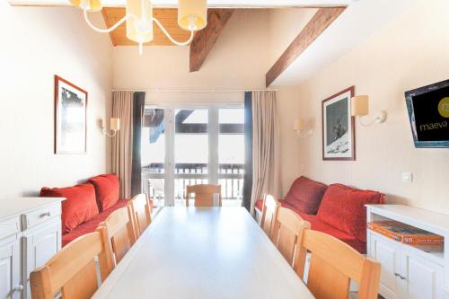 une salle à manger avec une longue table et des chaises dans l'établissement Résidence Le Thabor - maeva Home - Duplex 3 pièces 7 personnes - Sélection MAE-5673, à Le Désert