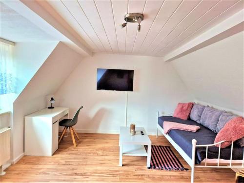 a living room with a couch and a table at modernes Landhaus Charlie - Nähe Halle, 4 Zimmer in Petersberg