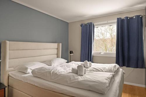 um quarto com uma cama com dois ursinhos de peluche em 141sqm for Family I Free Parking I Bathtub em Oslo