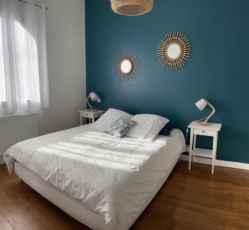 ein Schlafzimmer mit einem Bett und einer blauen Wand in der Unterkunft Chambres D'hôte Le Cèdre Bleu in Saint-Jean