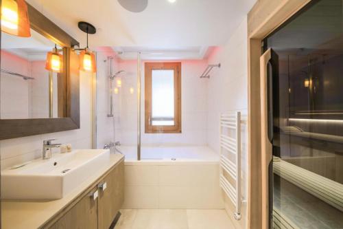 Les AlluesにあるRésidence Premium L'Hévana - maeva Home - Appartement 4 pièces 8 personnes 48のバスルーム(シンク、バスタブ付)