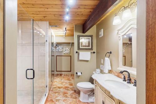 La salle de bains est pourvue d'une douche, de toilettes et d'un lavabo. dans l'établissement All Decked Out, à Bumpass