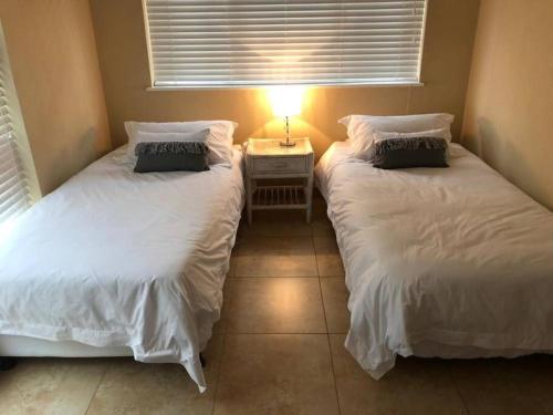 Ένα ή περισσότερα κρεβάτια σε δωμάτιο στο House in Hermanus Voëlklip