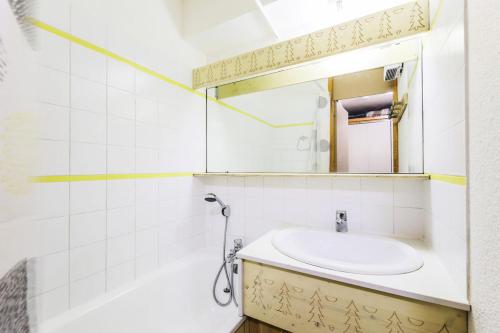 une salle de bain avec un lavabo et un miroir dans l'établissement Résidence Les Brigues - maeva Home - Appartement 2 pièces 6 personnes Confort MAE-7008, à Courchevel