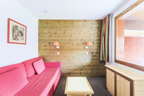 un salon avec un canapé rose et une table dans l'établissement Résidence Les Chalets des Arolles - maeva Home - Studio 5 personnes Confort MAE-6380, à La Plagne Tarentaise