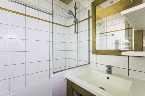 une salle de bain avec un lavabo et un miroir dans l'établissement Résidence Les Chalets des Arolles - maeva Home - Studio 5 personnes Confort MAE-6380, à La Plagne Tarentaise