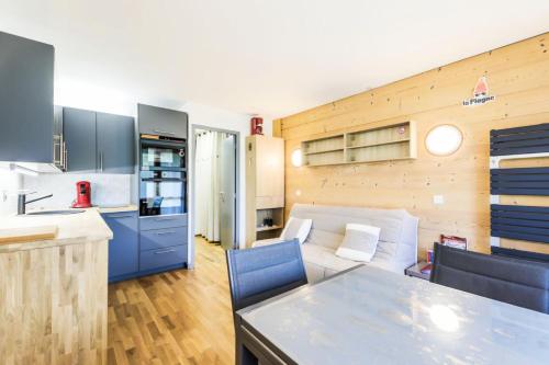 une cuisine et un salon avec un canapé et une table dans l'établissement Résidence Le Quartz - maeva Home - Appartement 2 pièces 5 personnes - Sélection MAE-6877, à La Plagne Tarentaise