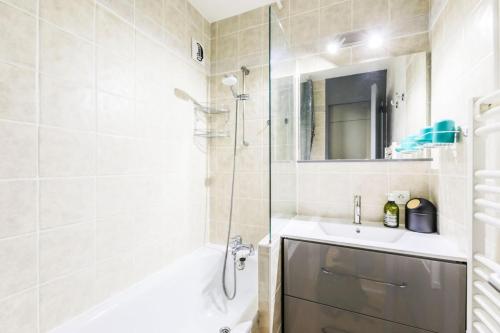 une salle de bain avec douche et lavabo dans l'établissement Résidence Le Quartz - maeva Home - Appartement 2 pièces 5 personnes - Sélection MAE-6877, à La Plagne Tarentaise