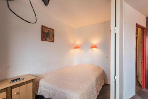 - une chambre avec un lit et deux lumières sur le mur dans l'établissement Résidence Les Fontaines Blanches - maeva Home - Appartement 2 pièces 5 personnes Confort MAE-7291, à Avoriaz