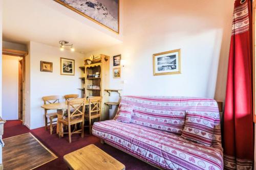 un salon avec un canapé et une table dans l'établissement Résidence Les Constellations - maeva Home - Studio 4 personnes Sélection MAE-7874, à La Plagne Tarentaise