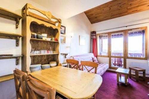 un salon avec une table en bois et un canapé dans l'établissement Résidence Les Constellations - maeva Home - Studio 4 personnes Sélection MAE-7874, à La Plagne Tarentaise