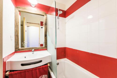 une salle de bain avec un lavabo et un miroir dans l'établissement Résidence Les Constellations - maeva Home - Studio 4 personnes Sélection MAE-7874, à La Plagne Tarentaise