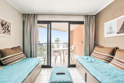 - un salon avec 2 lits et un balcon dans l'établissement Résidence Cannes Verrerie - maeva Home - Appartement 3 Pièces 6 Personnes - Selection MAE-0305, à Cannes