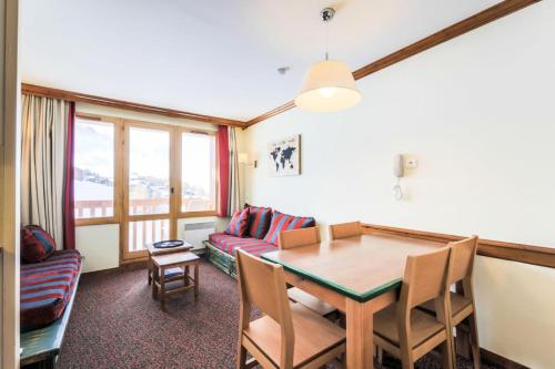 un salon avec une table et un canapé dans l'établissement Résidence Le Mont Soleil - maeva Home - Appartement 2 pièces 5 personnes - Sélection MAE-0302, à Mâcot La Plagne