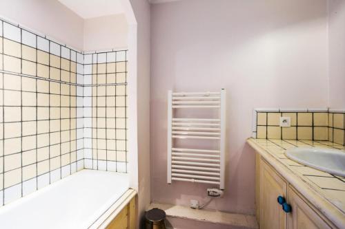 une salle de bain avec douche et lavabo dans l'établissement Les Bastides aux Restanques du Golfe de St Tropez - maeva Home - Bastide 3 pièces 6 personnes vue mer - Prestige - Super Home MAE-0266, à Grimaud