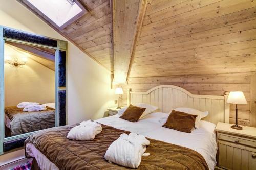 une chambre avec deux lits avec des serviettes dessus dans l'établissement Résidence Les Arcs 1950 Le Village - maeva Home - Appartement 3 Pièces 6 personnes Sélection MAE-0438, à Bourg-Saint-Maurice