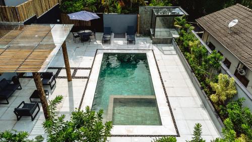 an overhead view of a swimming pool in a backyard at JQY Beach Flats - 950m da Praia - Garagem subterrânea - Estação de carregamento para veículos elétricos in Juquei