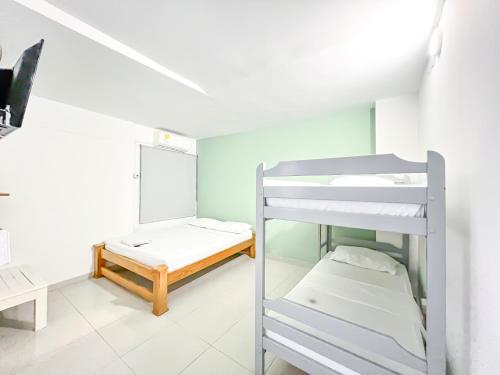 um dormitório com beliches e uma escada em Hotel Palma Grande by Stanza em Coveñas