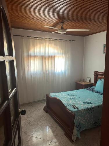 - une chambre avec un lit et un ventilateur de plafond dans l'établissement Habitación sencilla festival, à Valledupar