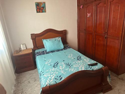 - une chambre avec un lit et une couette bleue dans l'établissement Habitación sencilla festival, à Valledupar