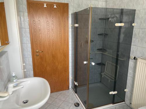 a shower with a glass door in a bathroom at Glockenstadt Gescher in Gescher