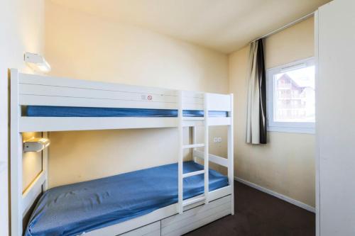 Cette chambre dispose de lits superposés et de 2 lits superposés. dans l'établissement Résidence Le Thabor - maeva Home - Appartement 2 Pièces 4 Personnes - Confo 34, à Le Désert