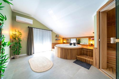 Postel nebo postele na pokoji v ubytování Casa Oliva City 1 with Sauna Pool Patio & BBQ