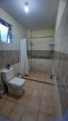 e bagno con servizi igienici e doccia. di Glo stays a Mombasa